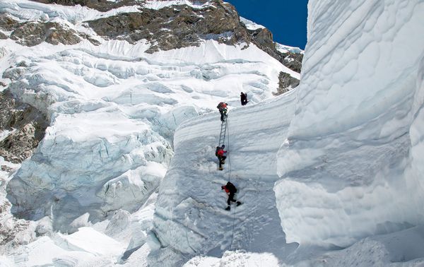 mount-everest-climbers-khumbu-icefall_49956_600x450