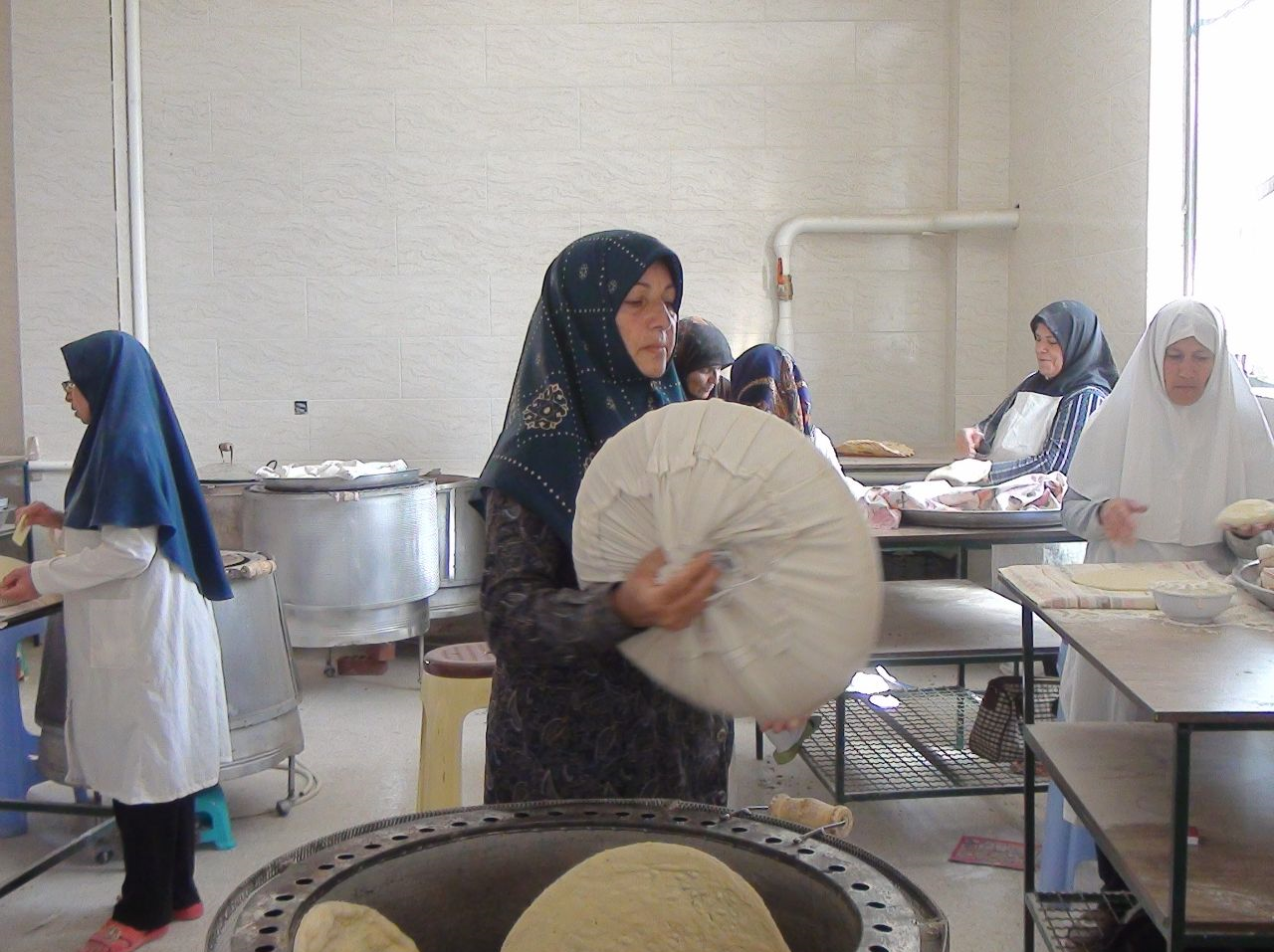 پخت 3 هزار قرص «نان محلی کرمانی» برای سیل‌زدگان0