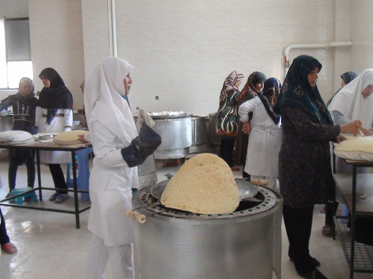 پخت 3 هزار قرص «نان محلی کرمانی» برای سیل‌زدگان1