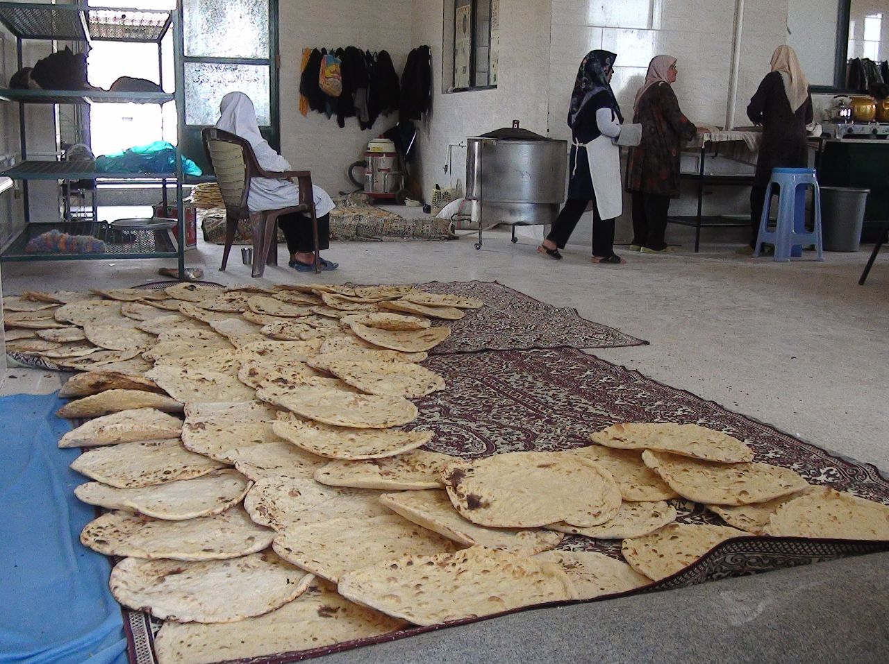 پخت 3 هزار قرص «نان محلی کرمانی» برای سیل‌زدگان3