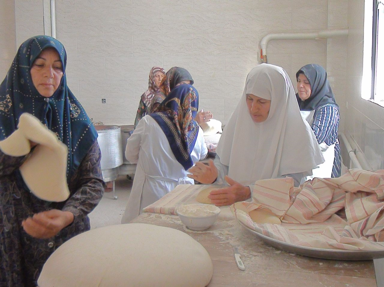 پخت 3 هزار قرص «نان محلی کرمانی» برای سیل‌زدگان4