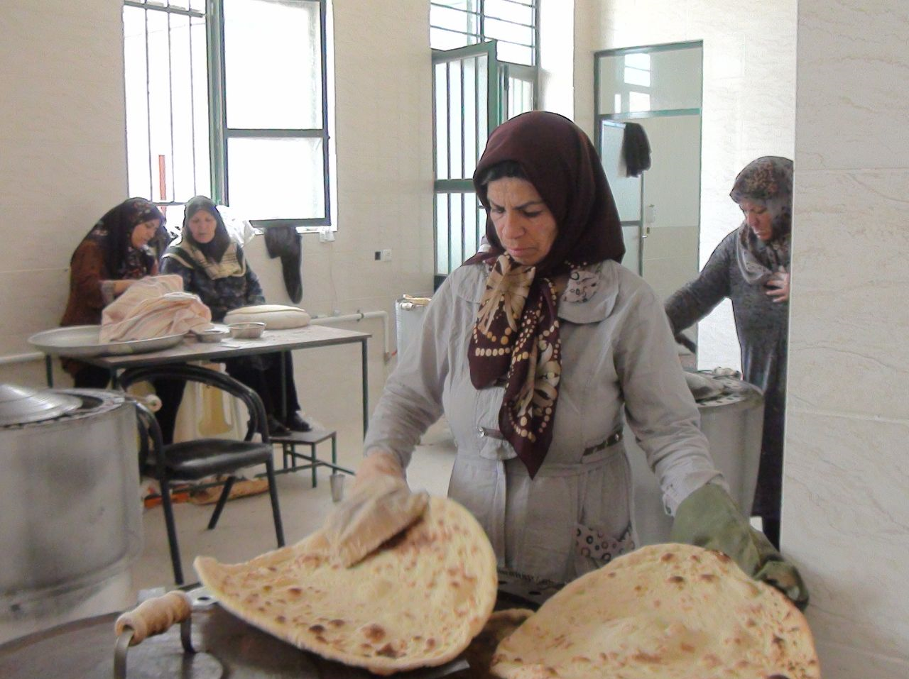 پخت 3 هزار قرص «نان محلی کرمانی» برای سیل‌زدگان5