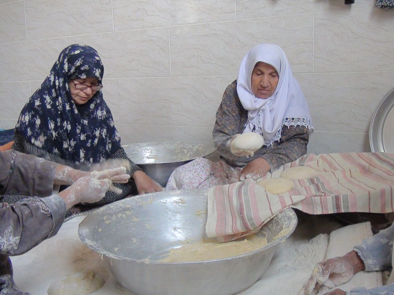 پخت 3 هزار قرص «نان محلی کرمانی» برای سیل‌زدگان6