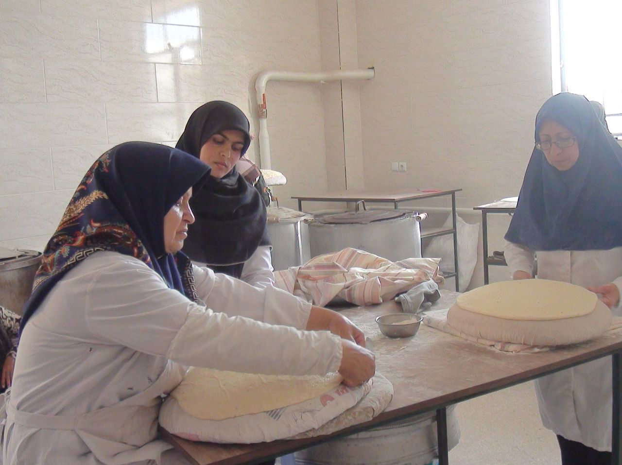 پخت 3 هزار قرص «نان محلی کرمانی» برای سیل‌زدگان7