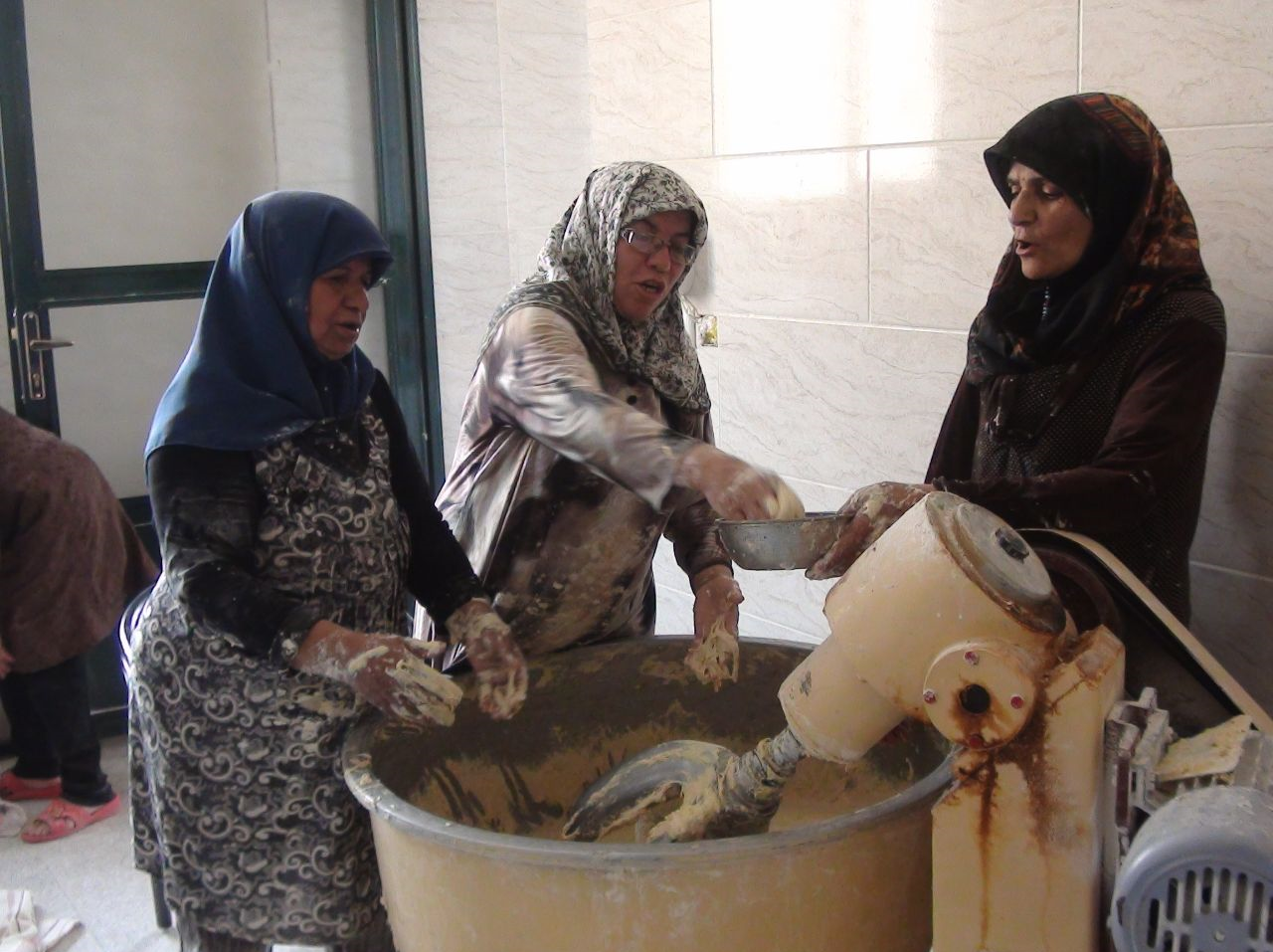 پخت 3 هزار قرص «نان محلی کرمانی» برای سیل‌زدگان8