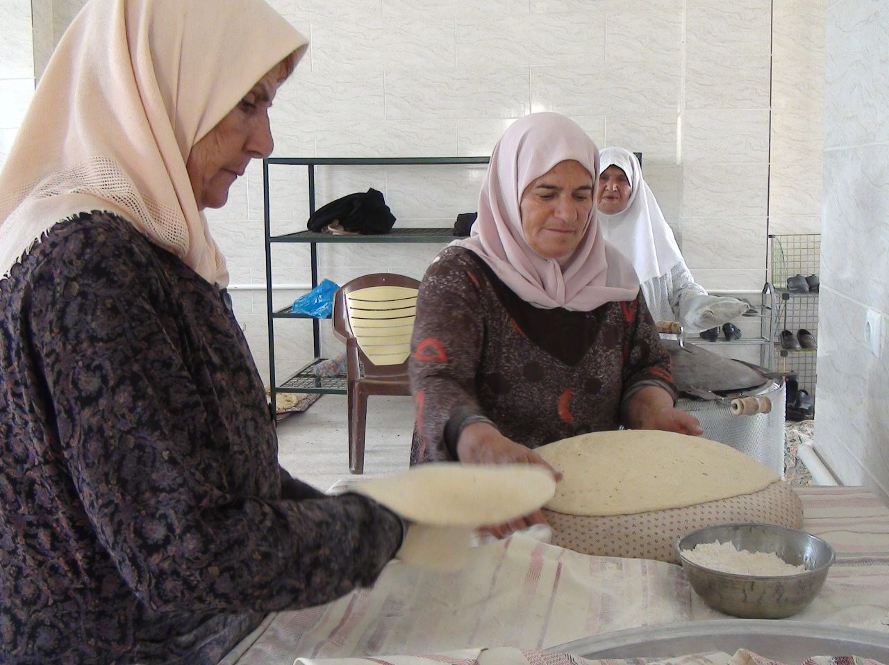 پخت 3 هزار قرص «نان محلی کرمانی» برای سیل‌زدگان9